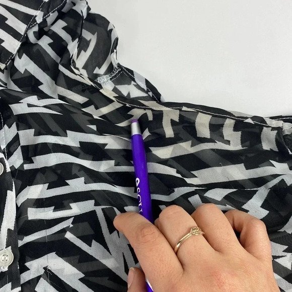 3/$15 Chevron black white geometric high neck sleeveless twist back top sz med - Picture 7 of 9